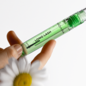 Application du sérum cils MÁDARA Long Lash avec sa brosse de précision